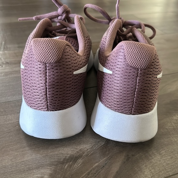 Size 7.5 Nike Women’s Tanjun - Picture 3 of 7